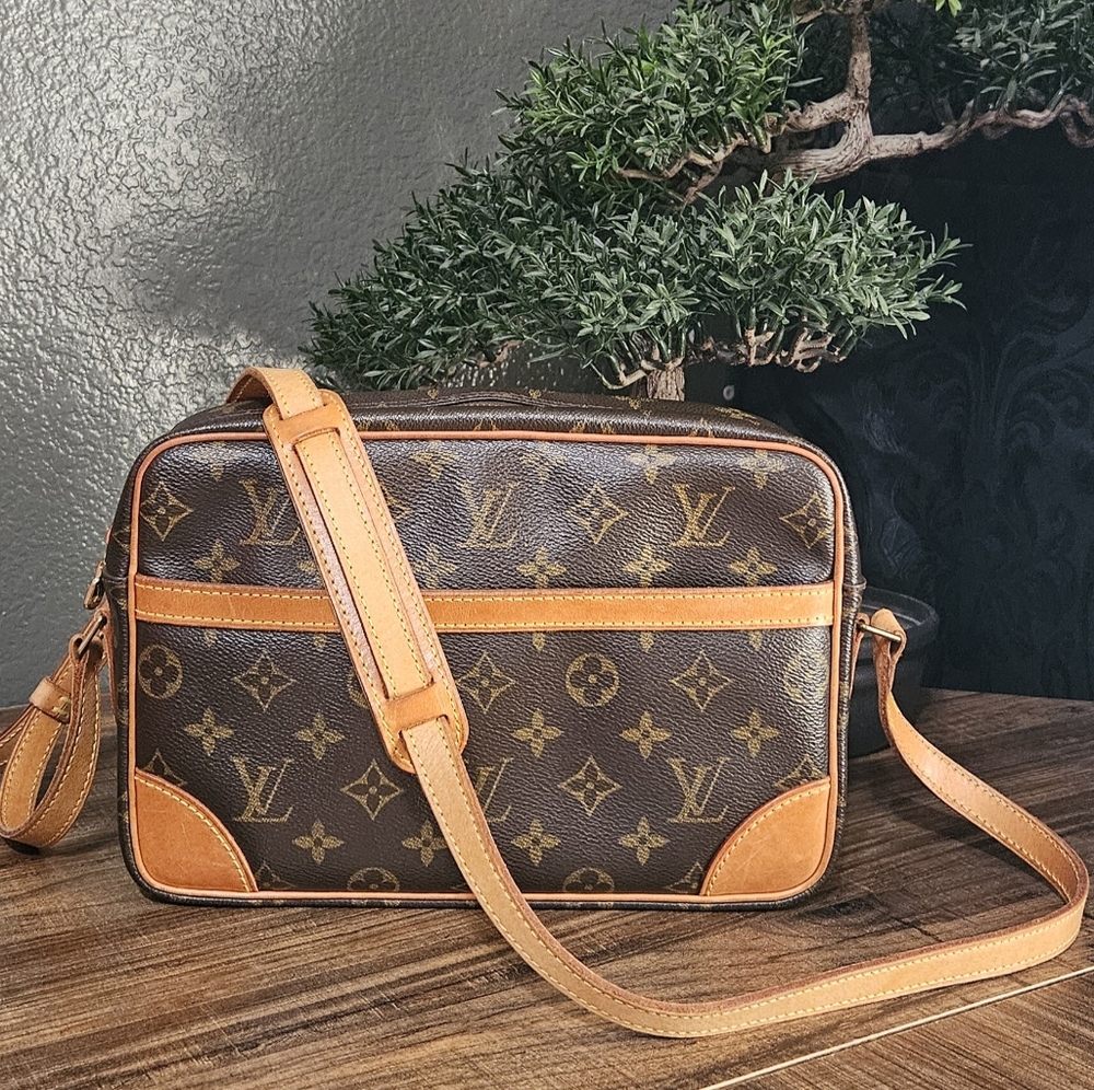 Louis Vuitton Monogram Canvas Crossbody Bag in Brown Tan, EXCELLENT CONDITION